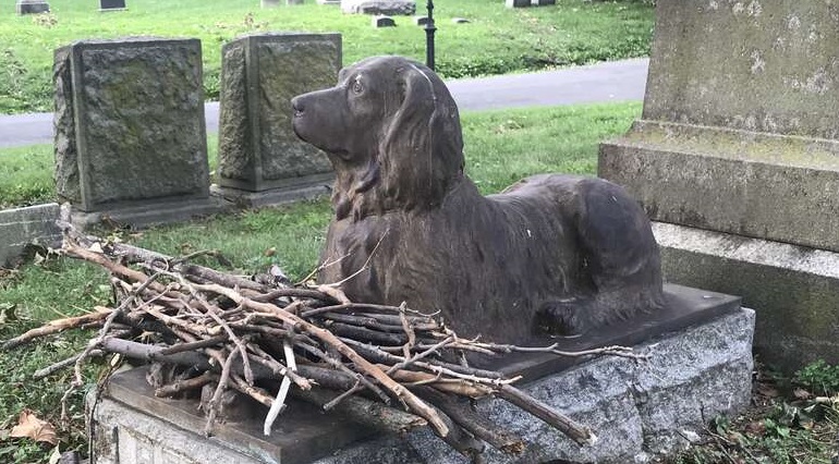 A dog that died 100 years ago still receiving stick presents on his monument.