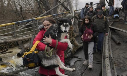 Photos Ukrainian fleeing WAR can not leave pets behind